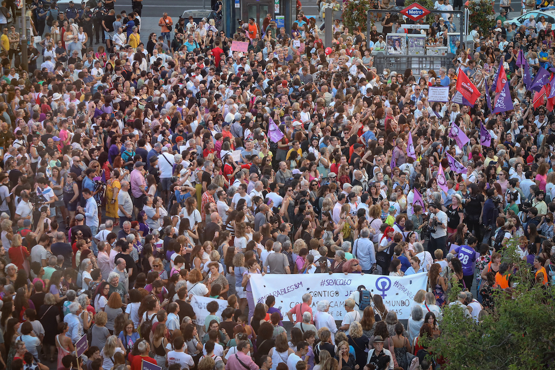 spain women football kiss protest scale
