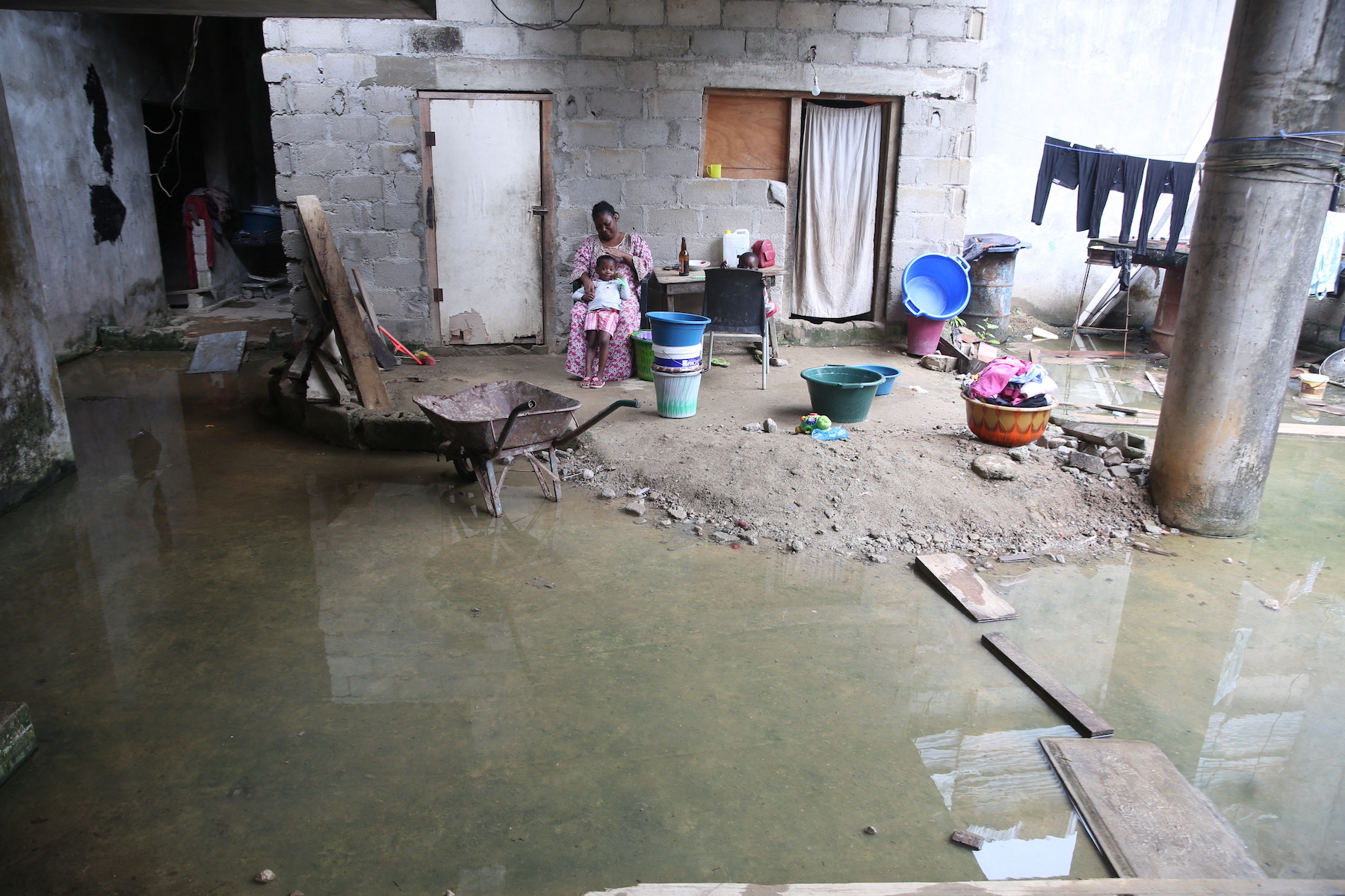 woman braids the hair gabon