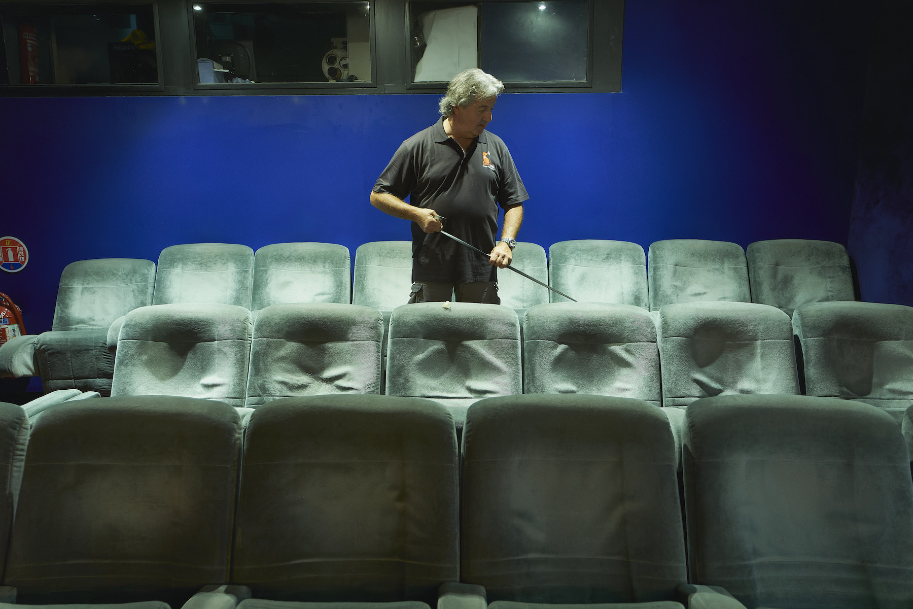 france paris sniffer dogs look for bedbugs