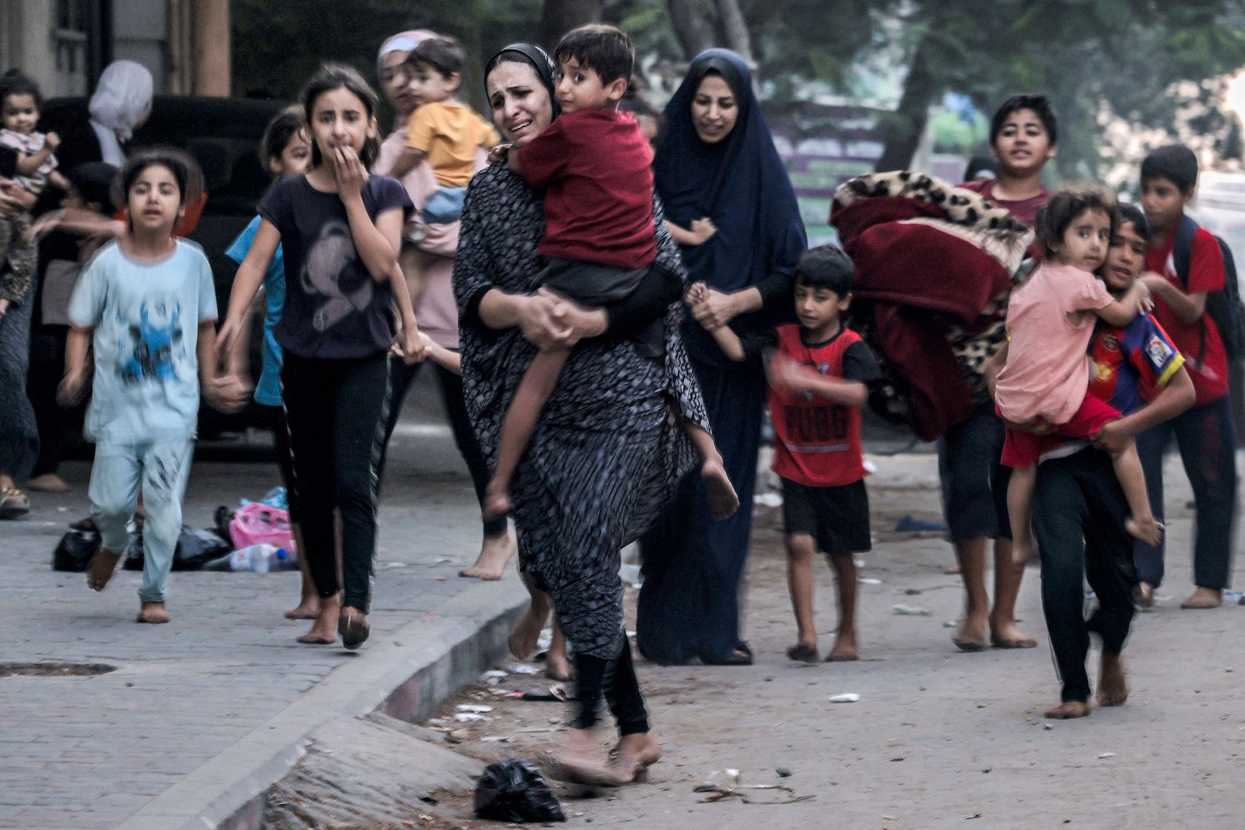 Palestinian women with their children fleeing from their homes