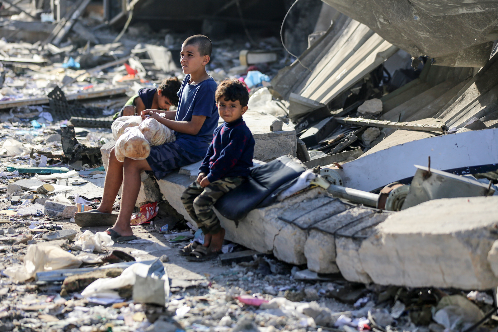 gaza war Palestinian queue to fill containers