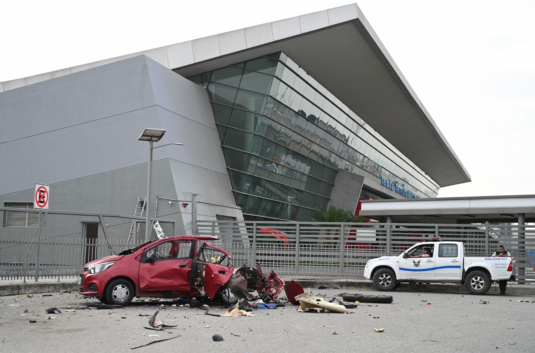 Investigations Police car bomb attack Ecuador