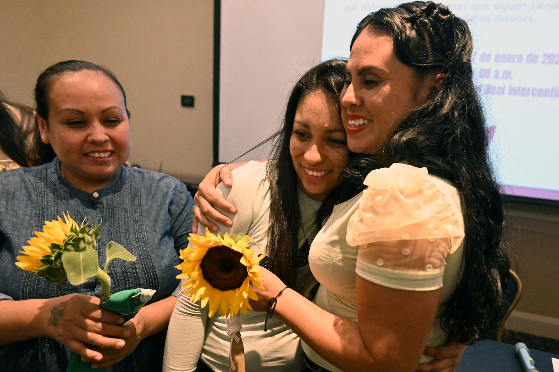 Salvadoran Lilian greeted cinthia rodriguez sara rogel el salvador