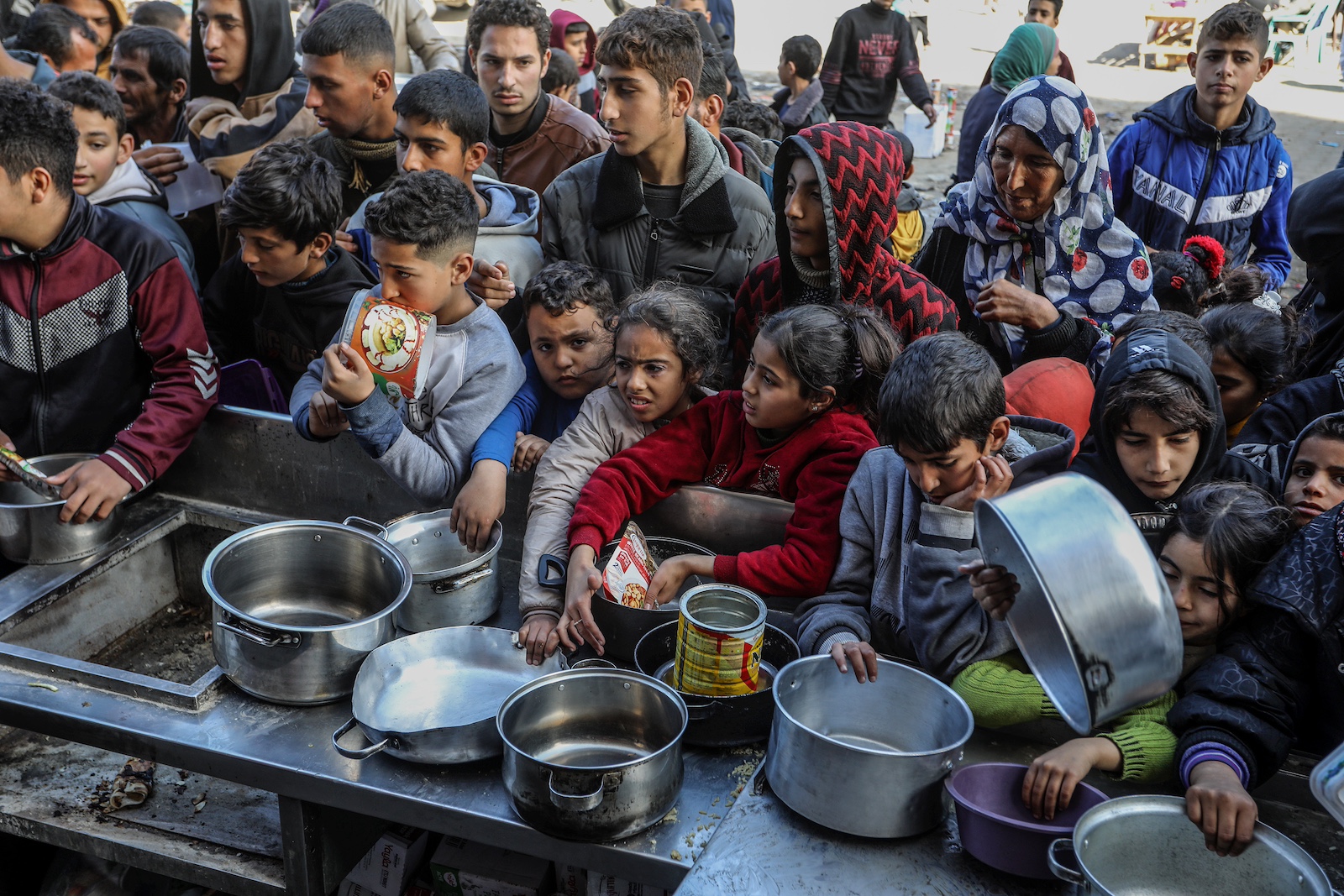 palestinian people reach out for food UNRWA