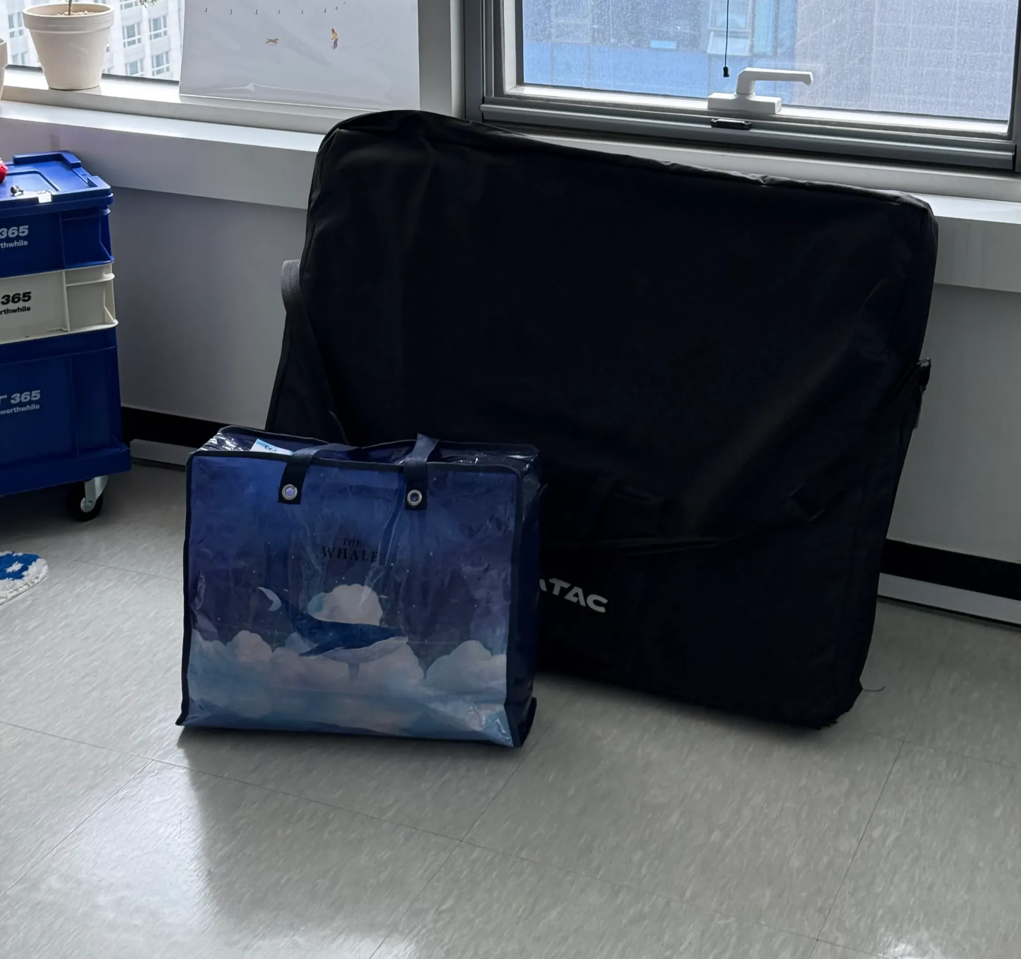 달램 받기 하루 전날에 달램 기사분이 달램 마사지 배드를 두고 가셨다