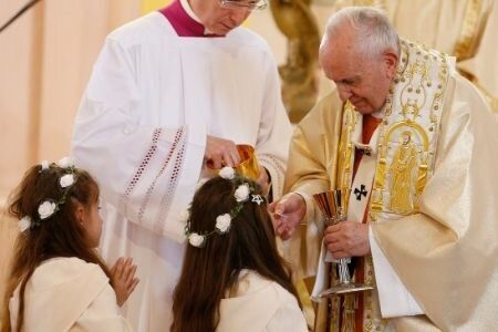 À propos de l’interdiction de la communion donnée sur la langue