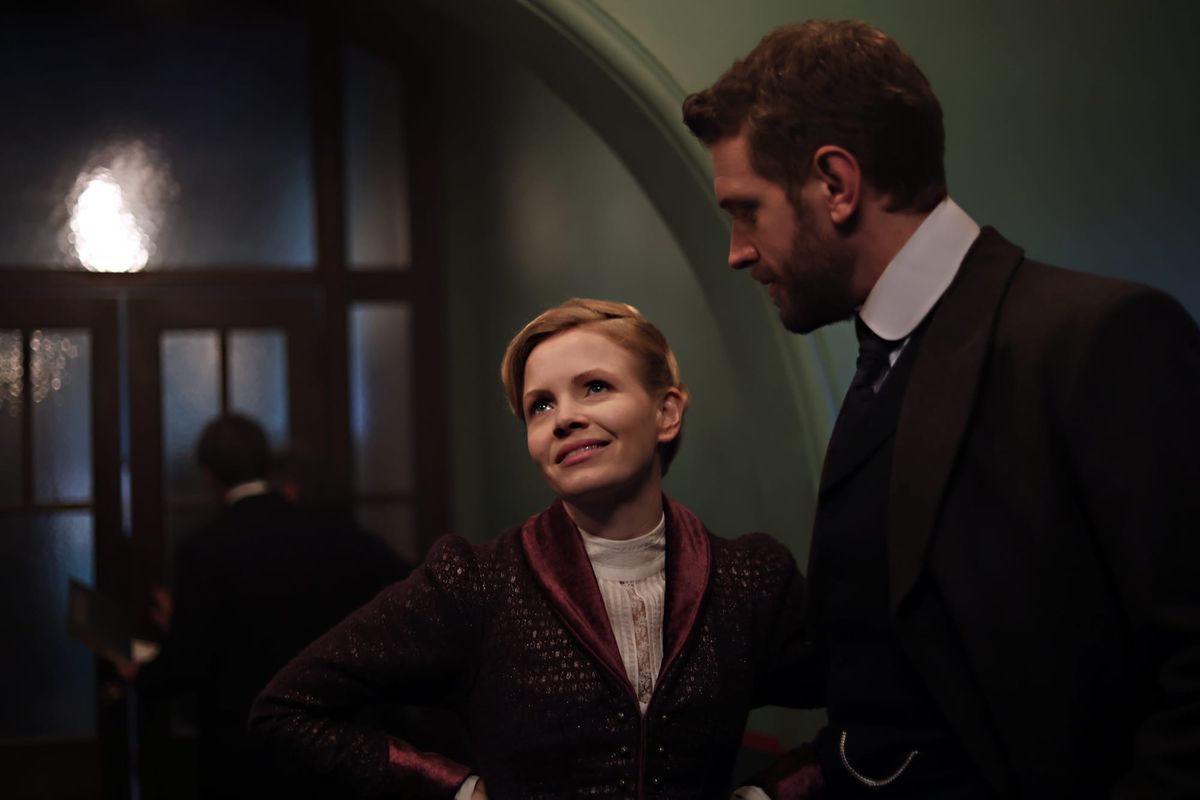 Kate Phillips and Tom Durant Pritchard in "Miss Scarlet" Season 6 (Photo: Miss Scarlet Limited and MASTERPIECE)