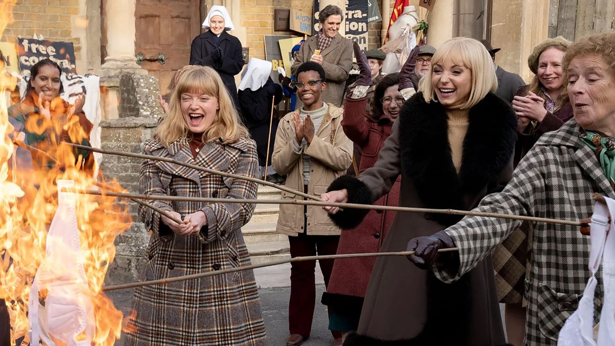 Natalie Quarry, Helen George, Linda Basset in Call the Midwife Season 15