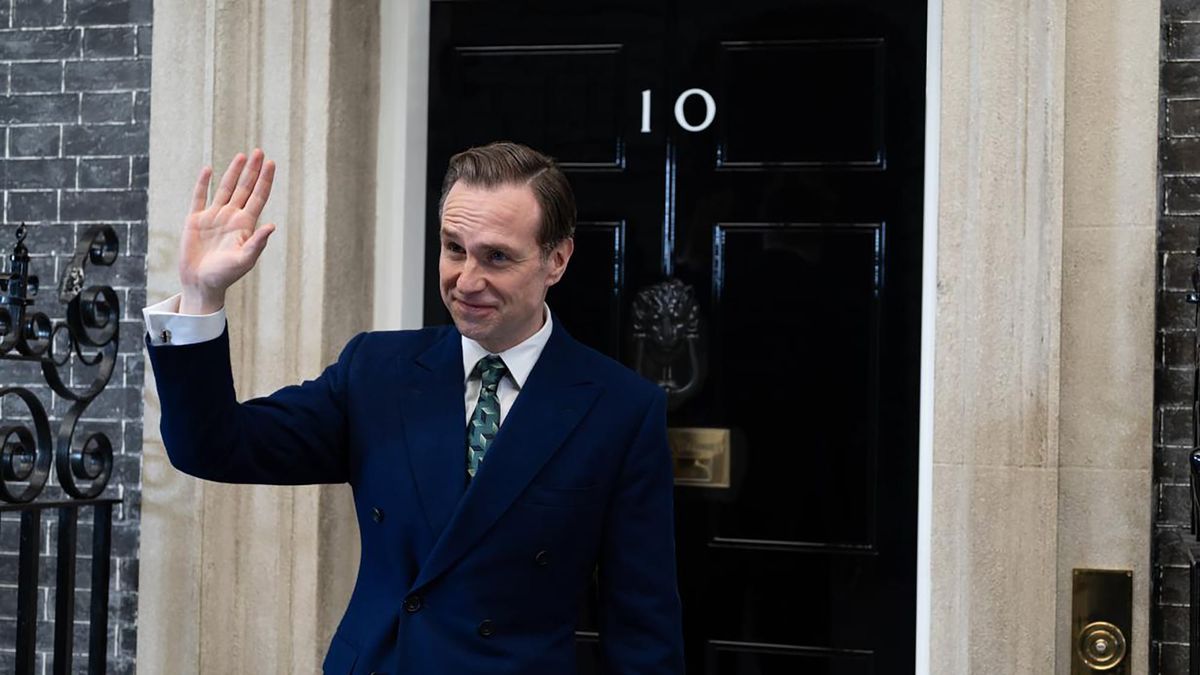 ‘Number 10’s First Images Include Larry the Cat