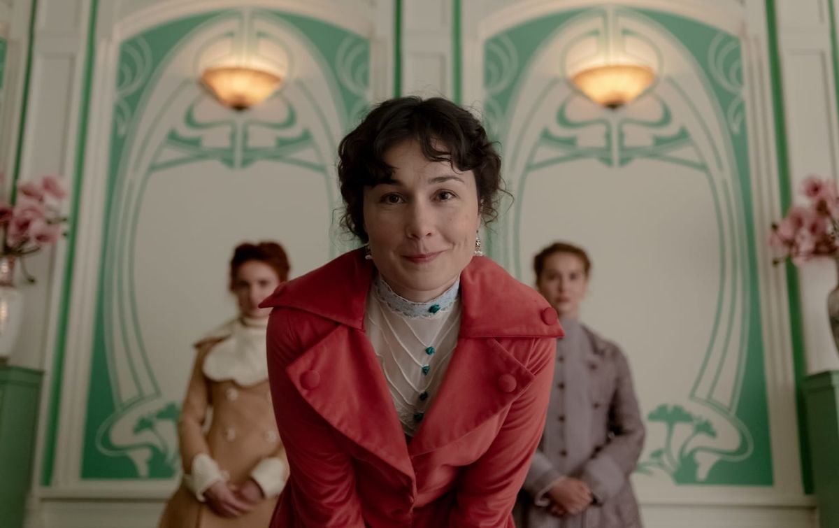 Netflix's Spanish Period Drama 'The Lady's Companion' Looks Colorful & Charming