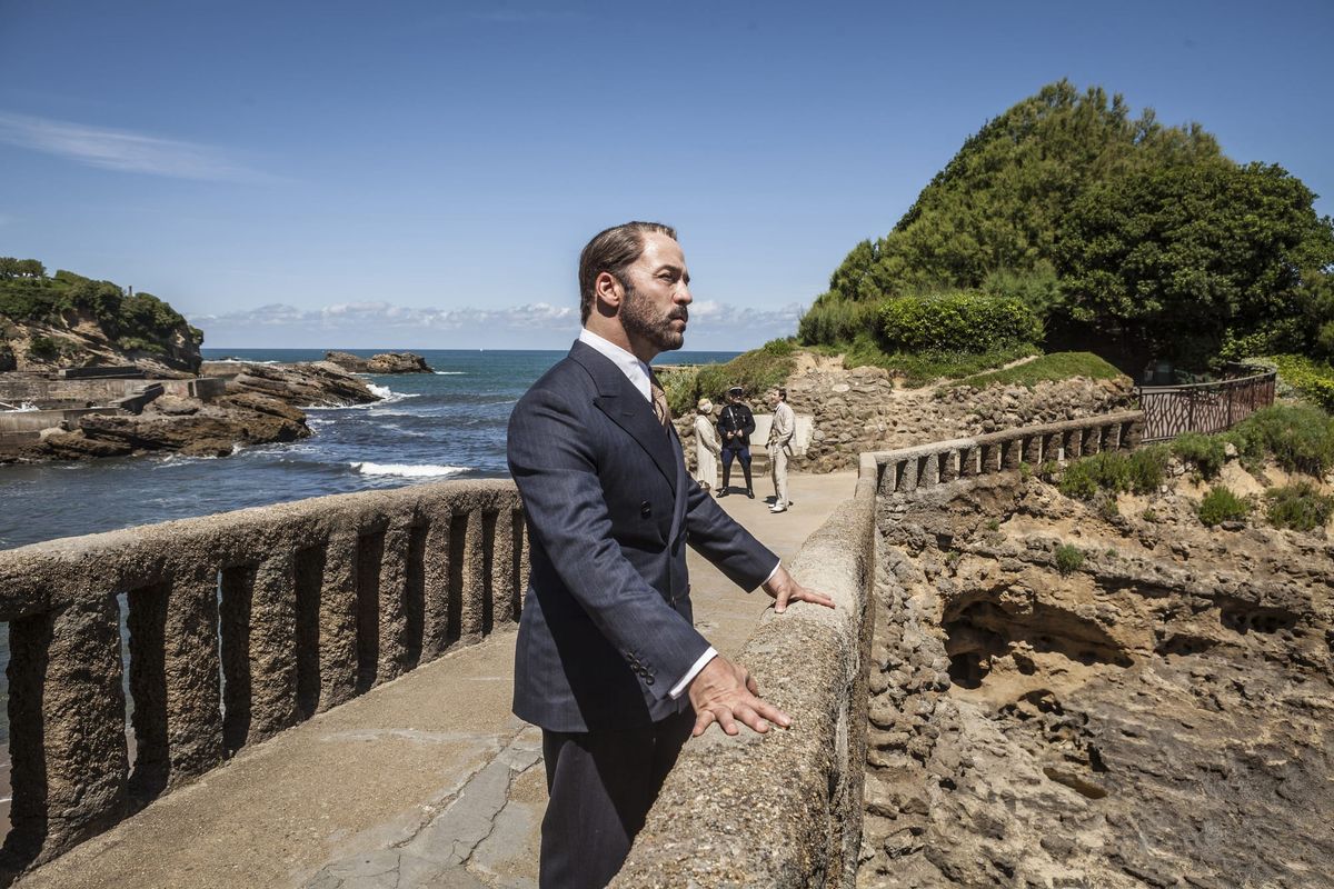 Harry (Jeremy Piven) in France by the sea.