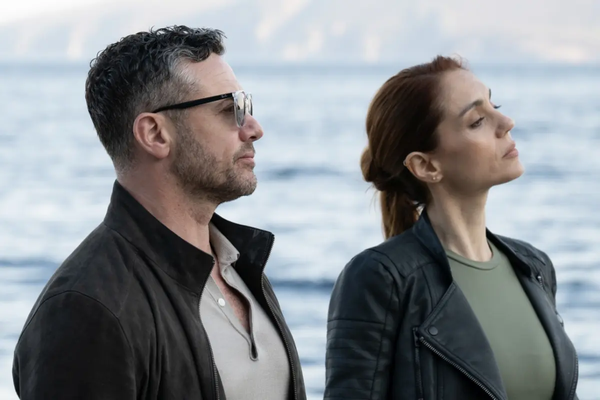 DCI Joe Mottram (Warren Brown) and Inspector Lara Sarrancino (Cristiana Dell’Anna) by the sea