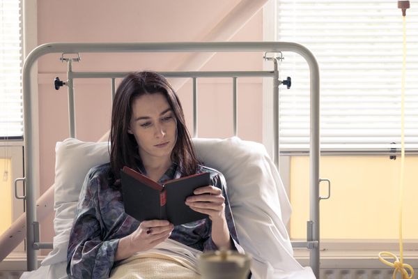 Hulu Picks Up Irish Comedy 'Obituary' Starring Siobhán Cullen