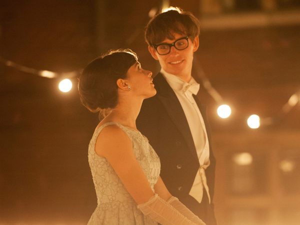 Stephen Hawking (Eddie Redmayne) and Jane Wilde Hawking (Felicity Jones)