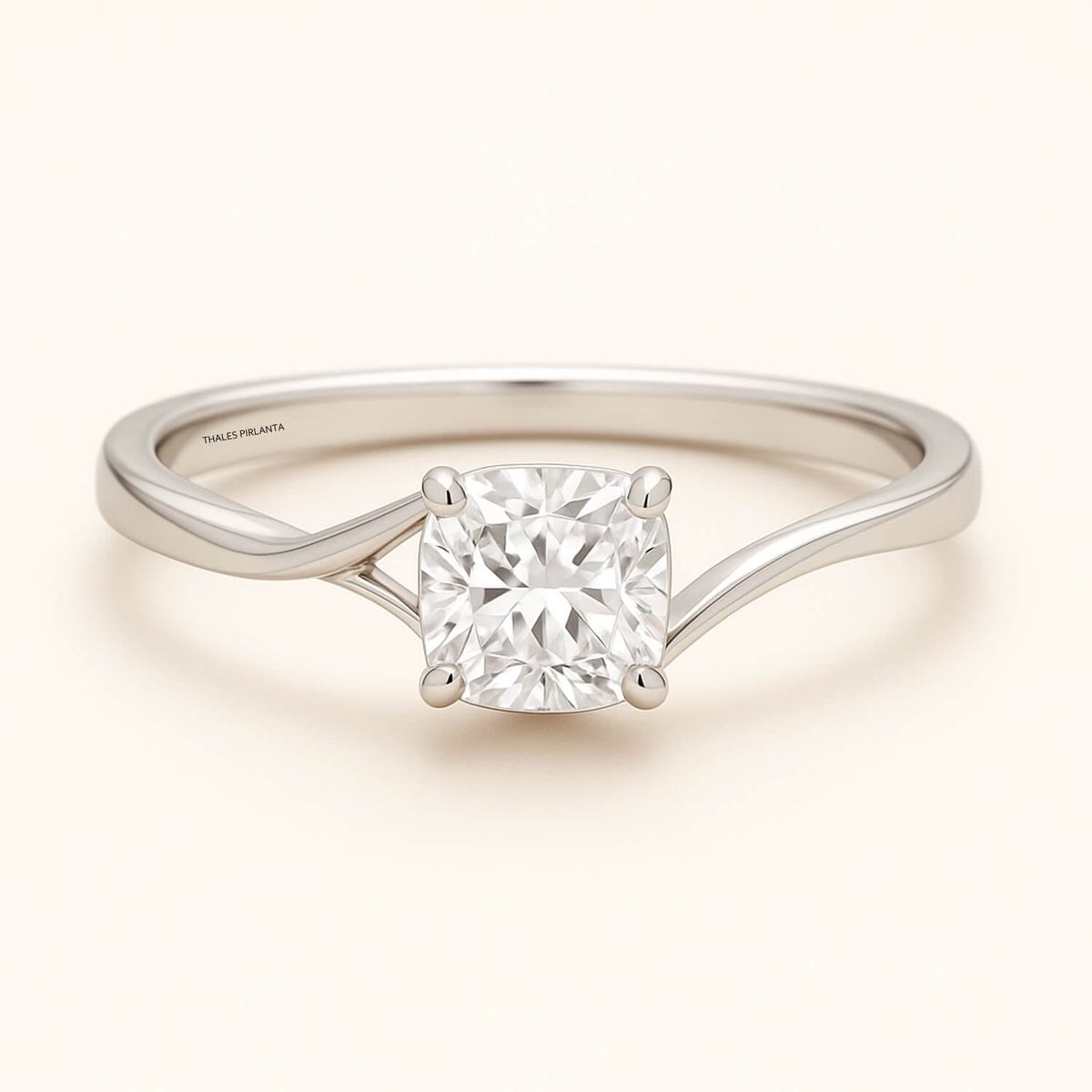 Cushion Tektaş Pırlanta Yüzükler Işığı Nasıl Yansıtır?