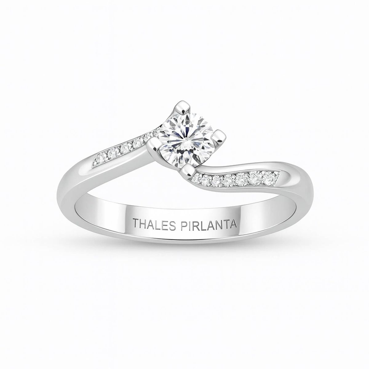 Yan Taşlı Tektaş Pırlanta Yüzük Zarif Görünür Mü?