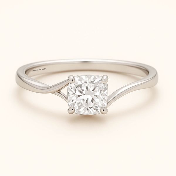 Cushion Tektaş Pırlanta Yüzükler Işığı Nasıl Yansıtır?