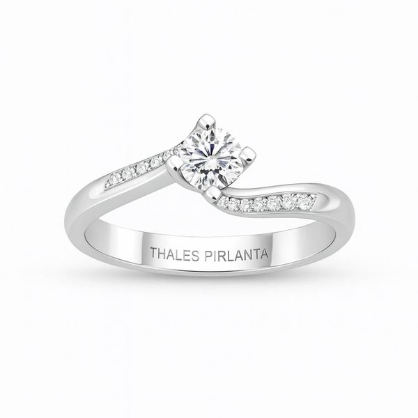 Yan Taşlı Tektaş Pırlanta Yüzük Zarif Görünür Mü?