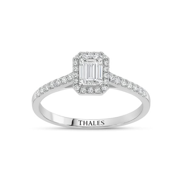 Emerald Tektaş Pırlanta Yüzük Neyi Öne Çıkarır?