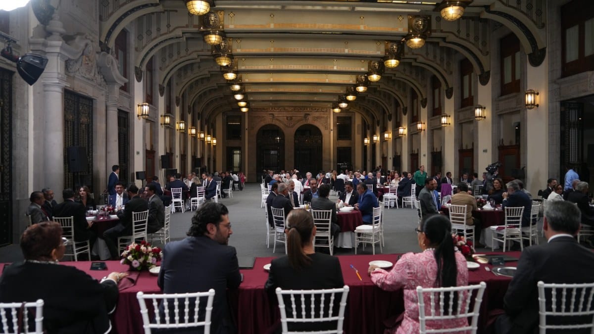 Reunión con líderes sindicales y empresarios.