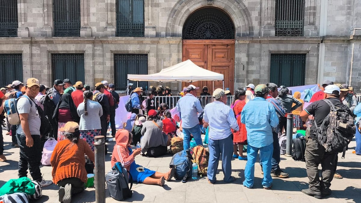 Protestas de guerrerenses en el Zócalo capitalino.