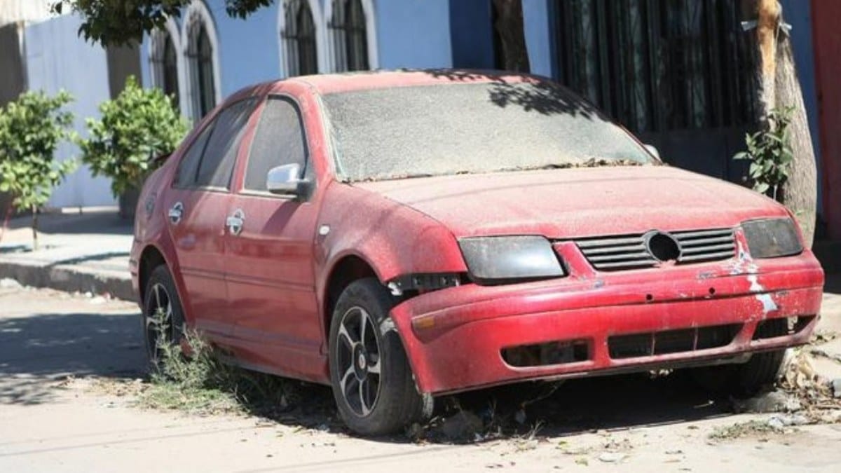 Evita dejar autos abandonados en las calles.