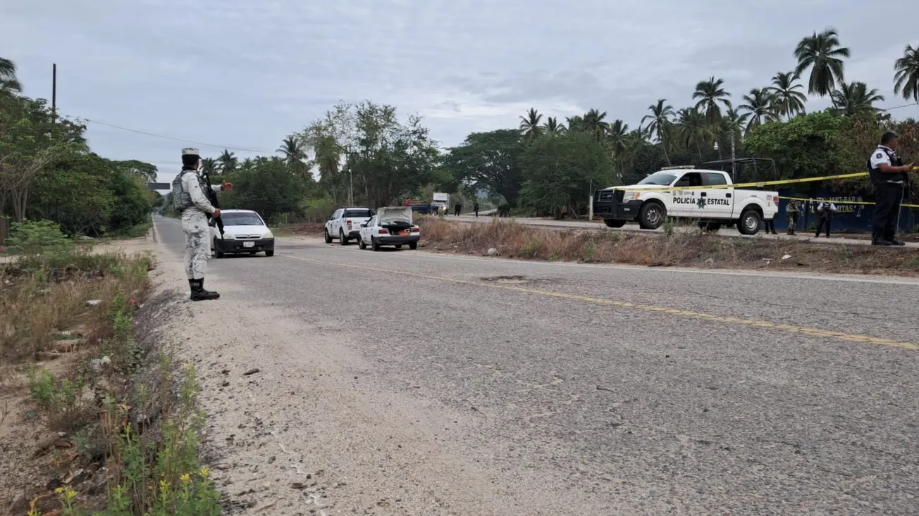 Abandonan los cuerpos de cinco hombres en carretera de Tecpan de Galeana