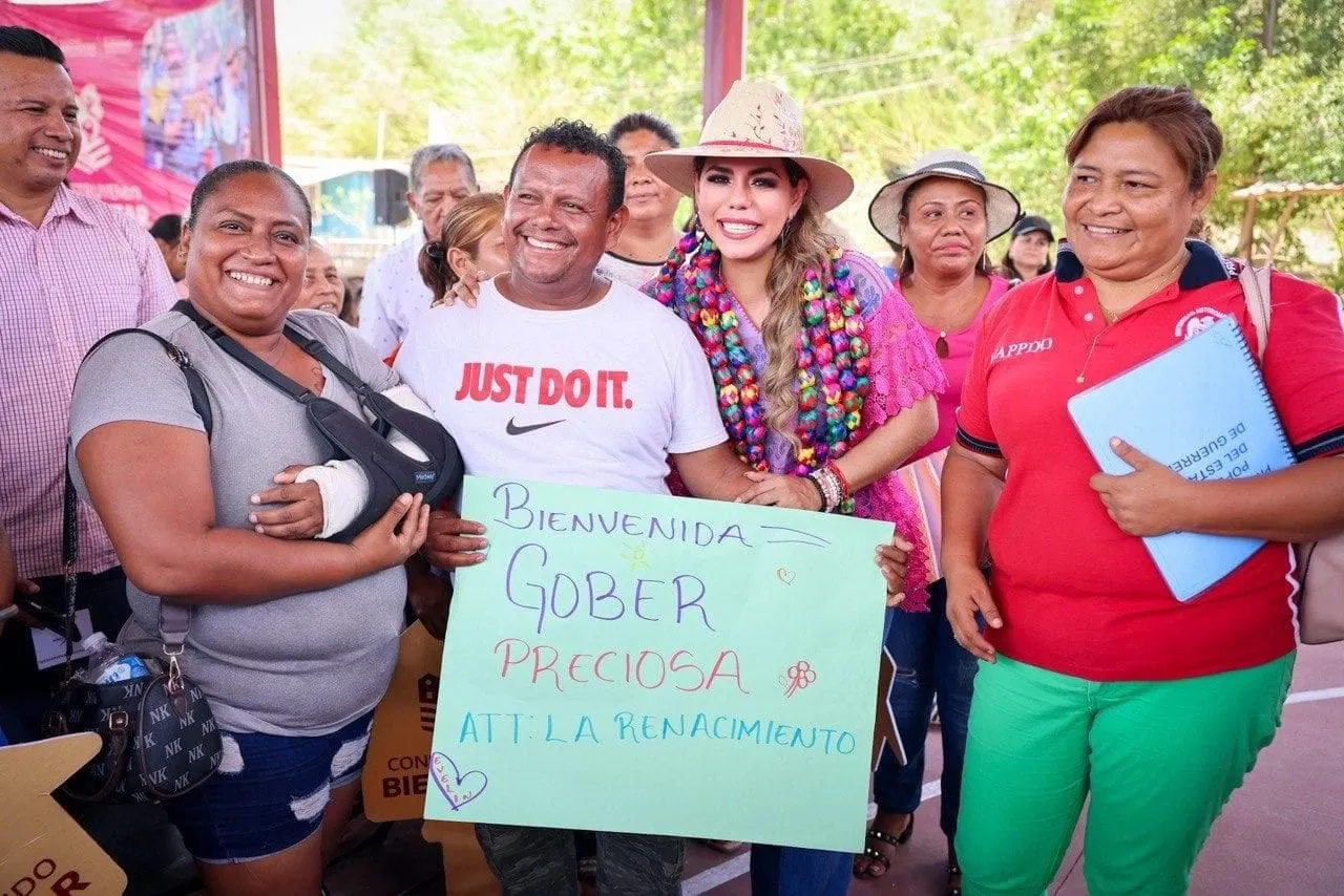 Evelyn Salgado entrega viviendas a familias vulnerables de la comunidad de Cacahuatepec