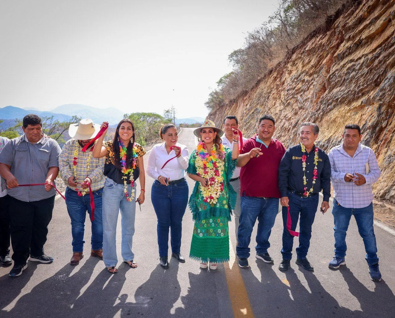 Entrega gobernadora obra carretera Carrizalillo - Amatitlán en Eduardo Neri