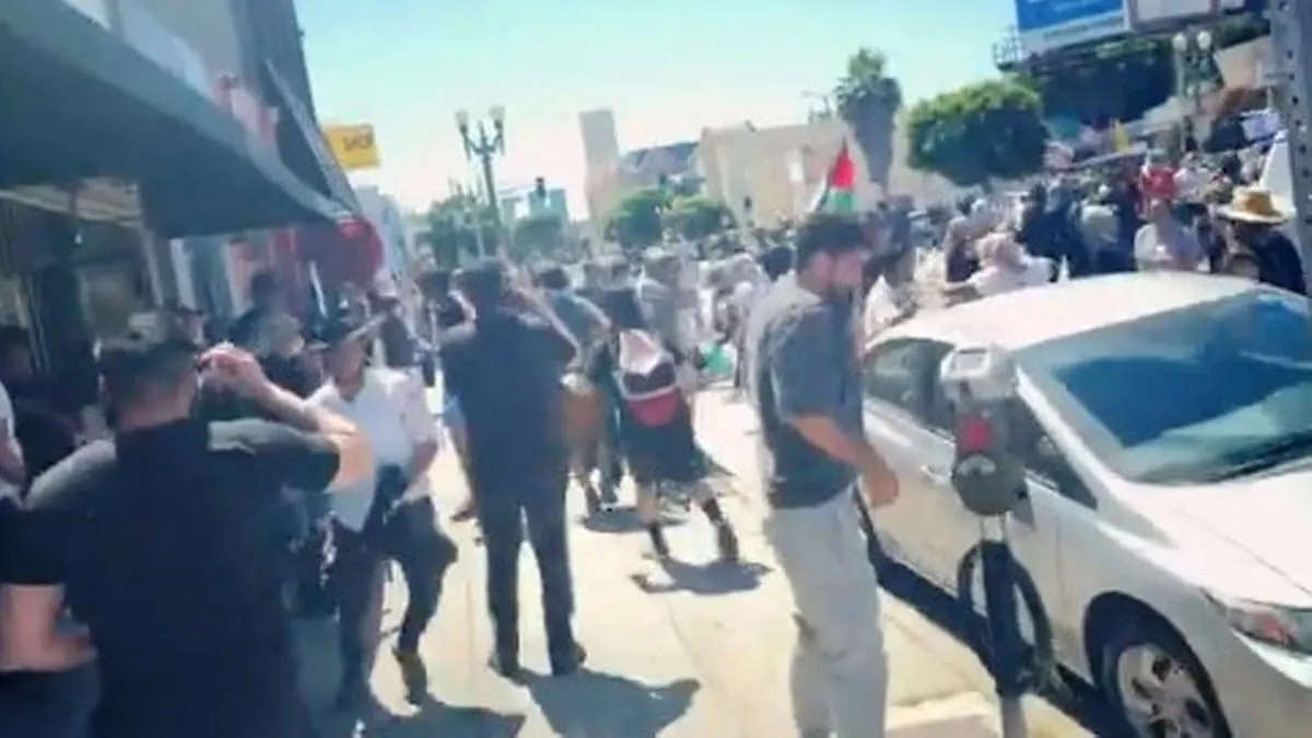 Propalestinos se enfrentan con judios afuera de una sinagoga en Los Ángeles