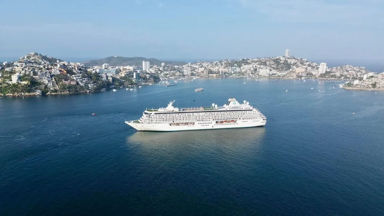 Atraca en Acapulco el crucero Crystal Serenity, con 493 pasajeros; es el octavo de la temporada