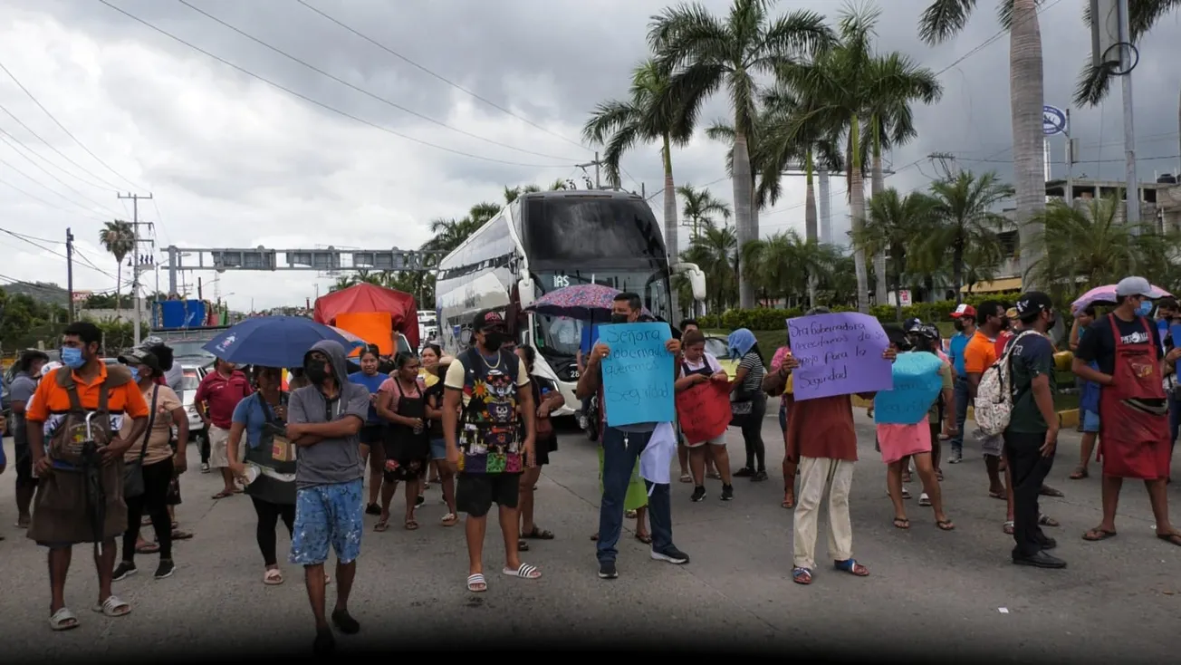 Bloquean comerciantes la entrada de Acapulco por presunto ataque con dron