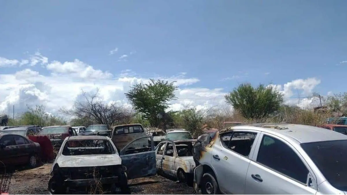 Incendian seis autos en corralón de Iguala