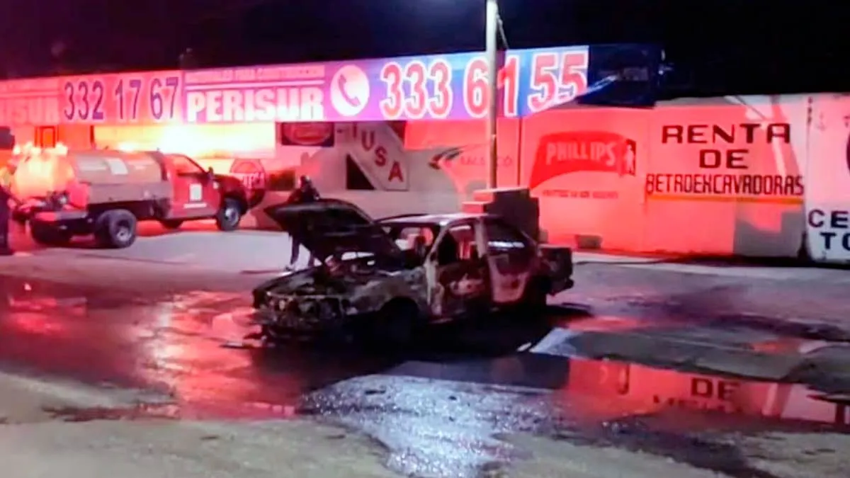 Balean e incendian un taxi en Iguala, Guerrero