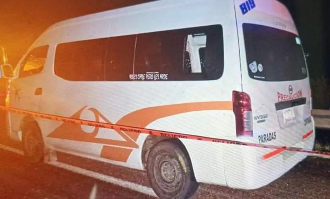 Abandonan el cuerpo de un hombre dentro de una urvan en el Viaducto Diamante