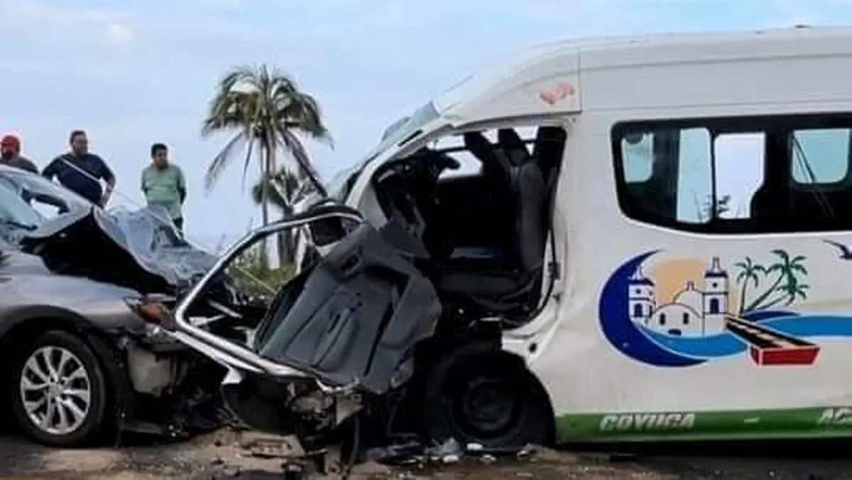Choque fatal en Acapulco; mueren dos personas y once quedan heridas
