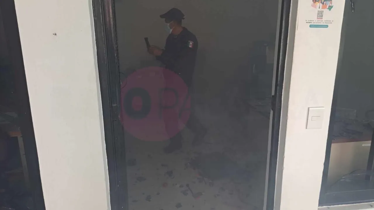 Irrumpen egresados normalistas en la SEG y causan destrozos en Chilpancingo