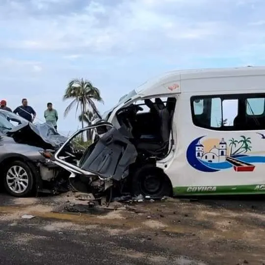 Un militar y una mujer muertos deja choque en Acapulco; hay otros 11 heridos