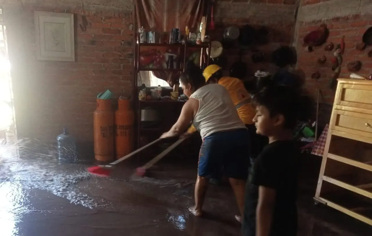 Desbordamiento de dos arroyos en Tlalchapa inunda casas de 30 familias