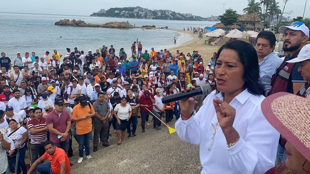 Encabeza Abelina López brigada de limpieza de playas en Acapulco