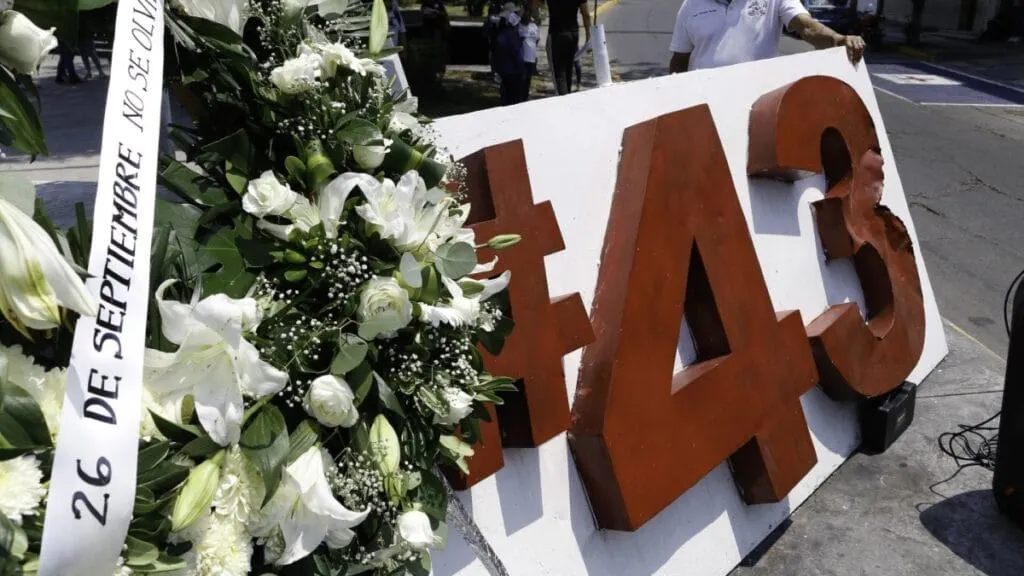 Padres de los 43 normalistas de Ayotzinapa se reunen por separado con AMLO y Sheinbaum