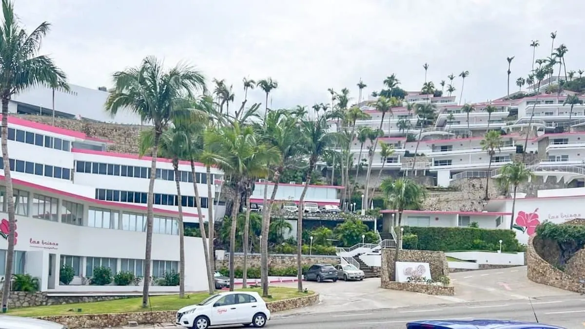Barda cae en hotel Las Brisas de Acapulco