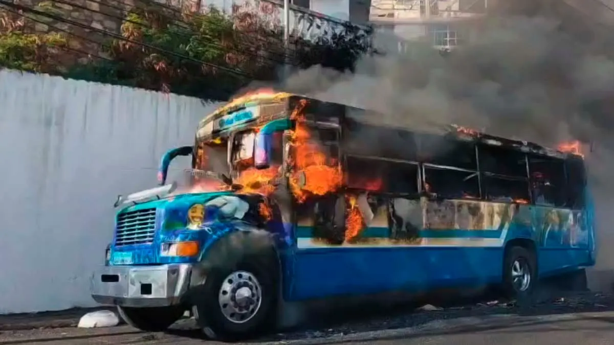 Incendian camión urbano frente a Marbella de Acapulco