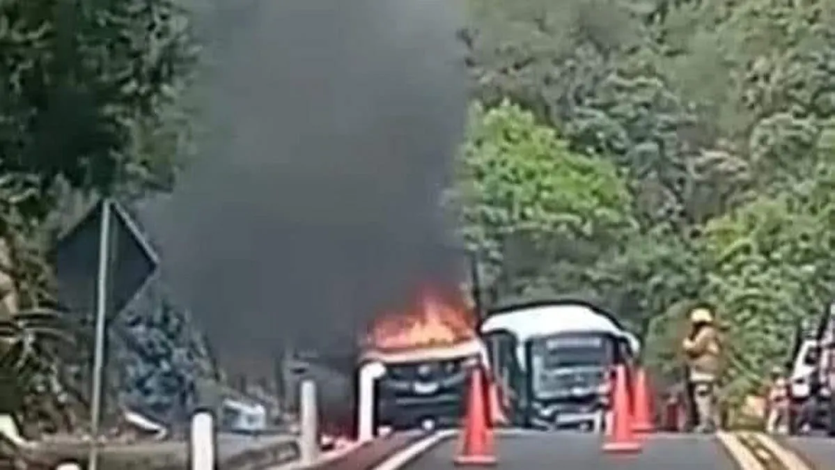 Prenden fuego a una camioneta en la autopista a Taxco