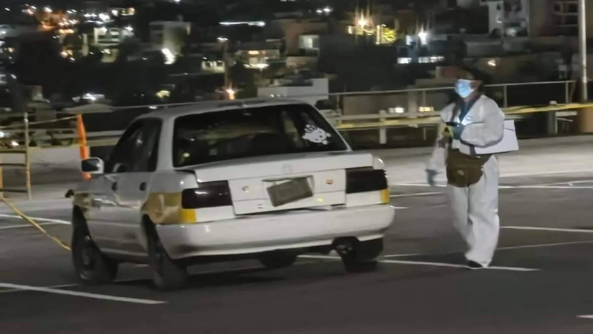 Acapulco: hallan tres cuerpos desmembrados dentro de un taxi, en la Farallón