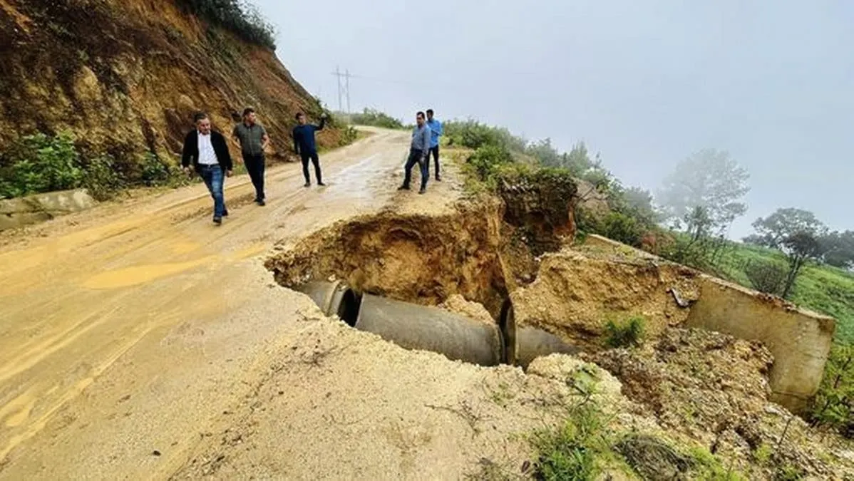 Atienden carreteras afectadas por lluvias en el centro de Guerrero