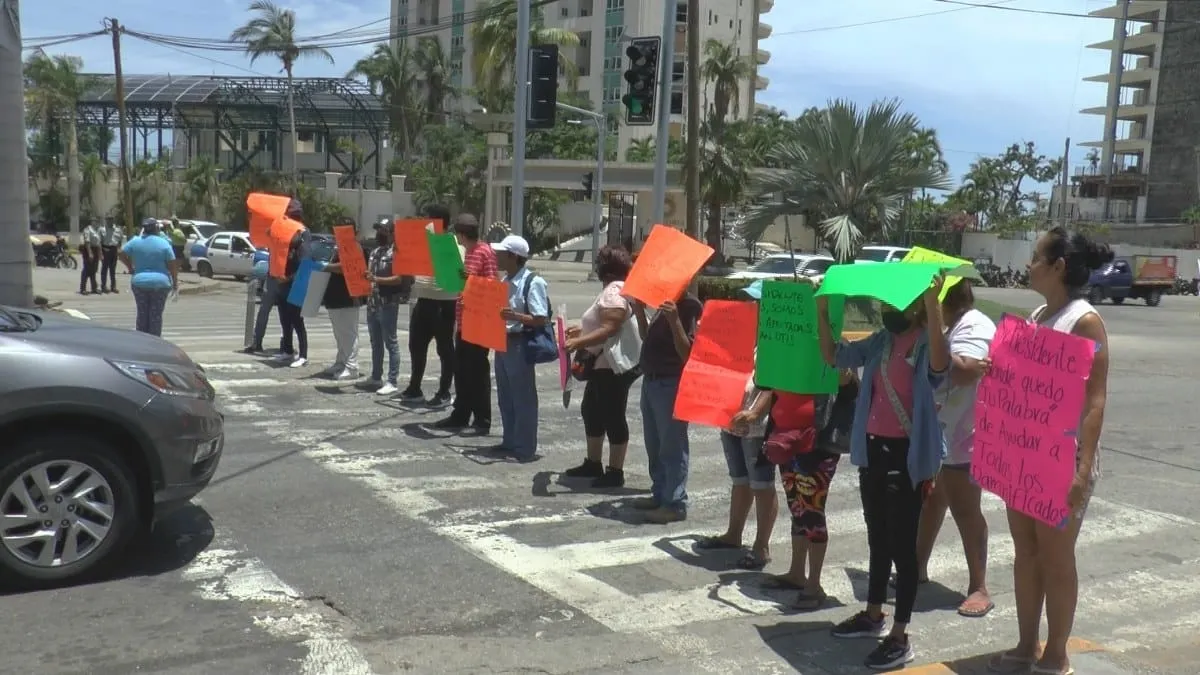 Damnificados bloquean Costera de Acapulco; exigen apoyos a AMLO