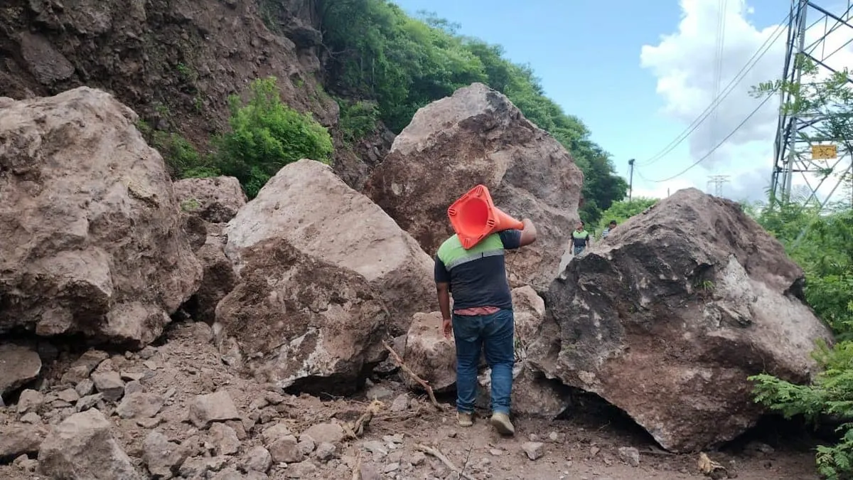 Afectan derrumbes la carretera Tlapa-Chilpancingo