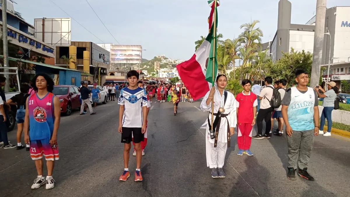 Desfilan deportistas en Acapulco; exigen reconocimiento y apoyos
