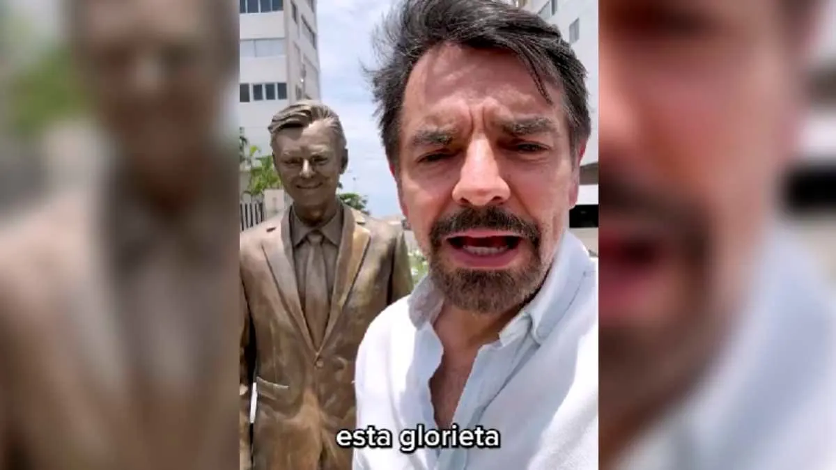 Visita Eugenio Derbez su estatua en Acapulco; "es el reconocimiento más hermoso"